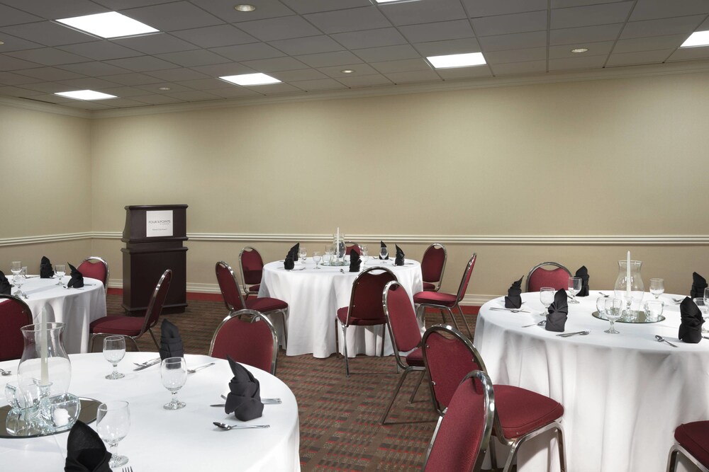 Four Points by Sheraton Kansas City Airport - photo 42