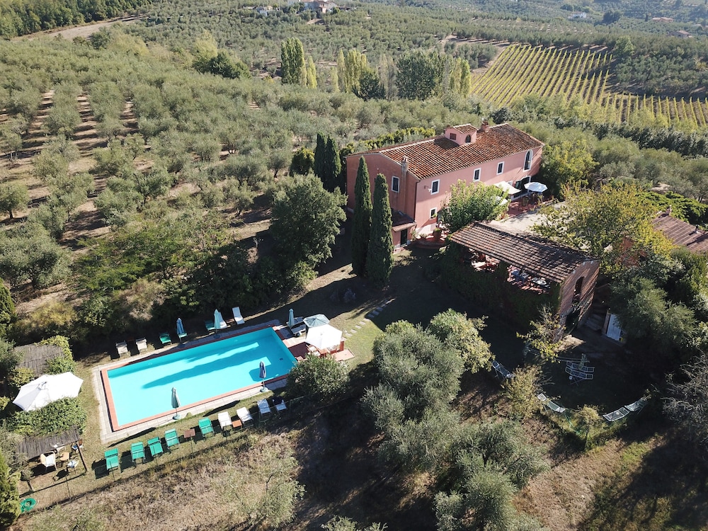 Agriturismo Podere Marchiano — 4-Star Luxury Hotel in Larciano, Italy