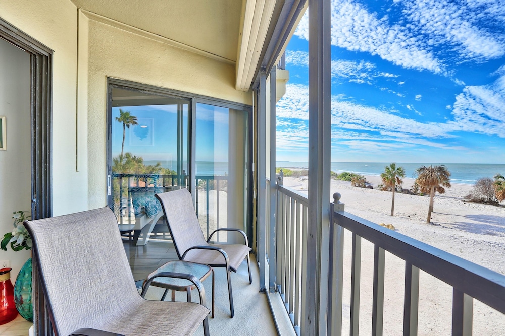 Land's End 10 303 Beach Front Premier — 4-Star Luxury Hotel in Saint Pete Beach, United States