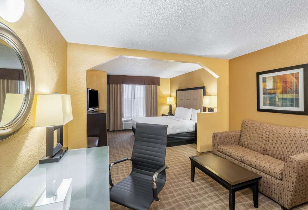 La Quinta Inn & Suites by Wyndham Hot Springs - photo 41
