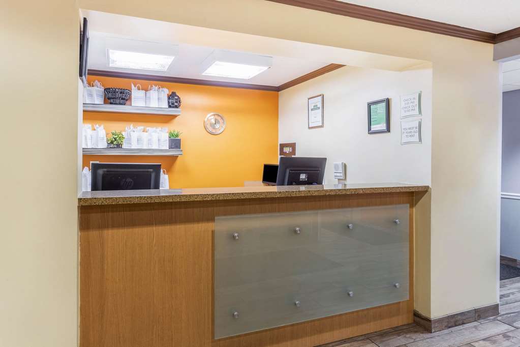 La Quinta Inn & Suites by Wyndham Chicago Tinley Park - photo 10