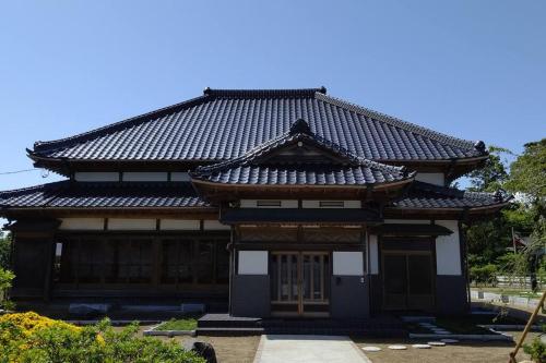 Traditional Japanese House With Cherry Blossoms 19829351 — Yotsukaido