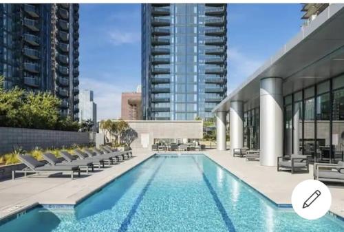 Comfy Apt with pool & hot tub in downtown LA 658 — 4-Star Luxury Hotel in Los Angeles, United States
