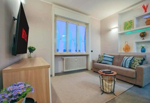 Wide & Bright 2 bedroom Flat 50m from M4 Station — 4-Star Luxury Hotel in Milan, Italy