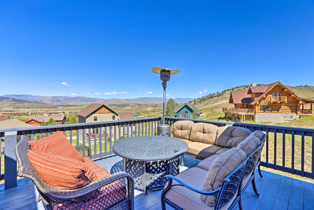 Ski and Bike Home with Deck and Hot Tub in Granby — 4-Star Luxury Hotel in Granby, United States