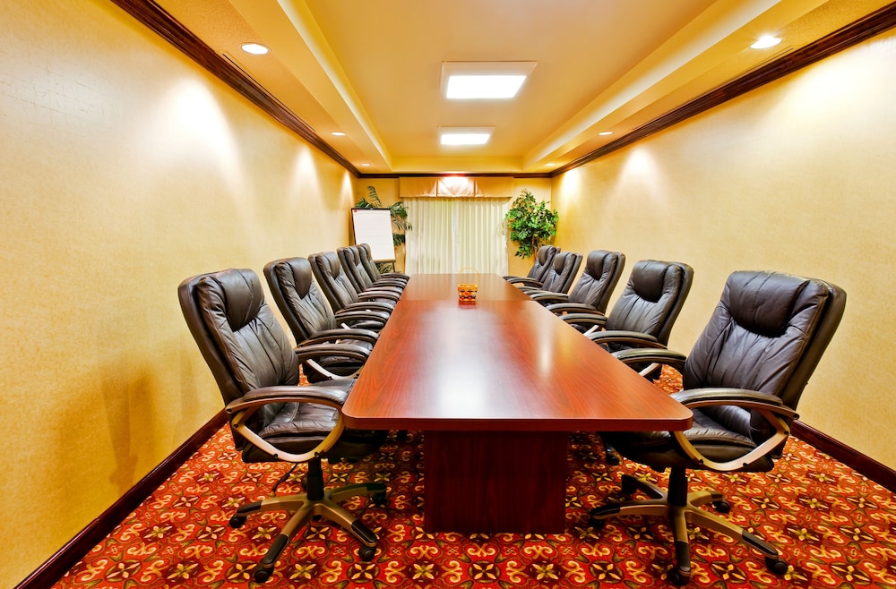 Holiday Inn Express & Suites Dickson by IHG - photo 24