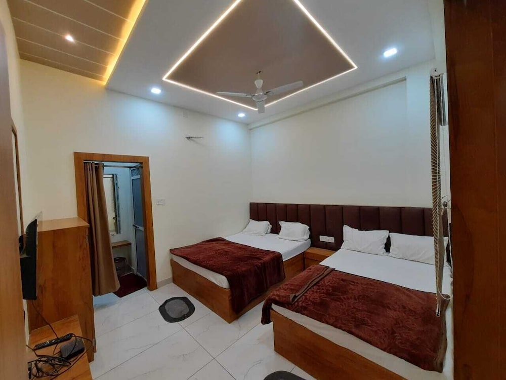 Hotel G R Inn Near Temple Rail Station — Ujjain
