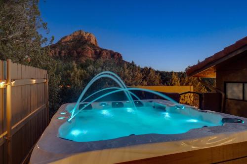 Mammoth Rock Splendor Family Home Close to town Huge Spa & Game Room — 4-Star Luxury Hotel in Sedona, United States