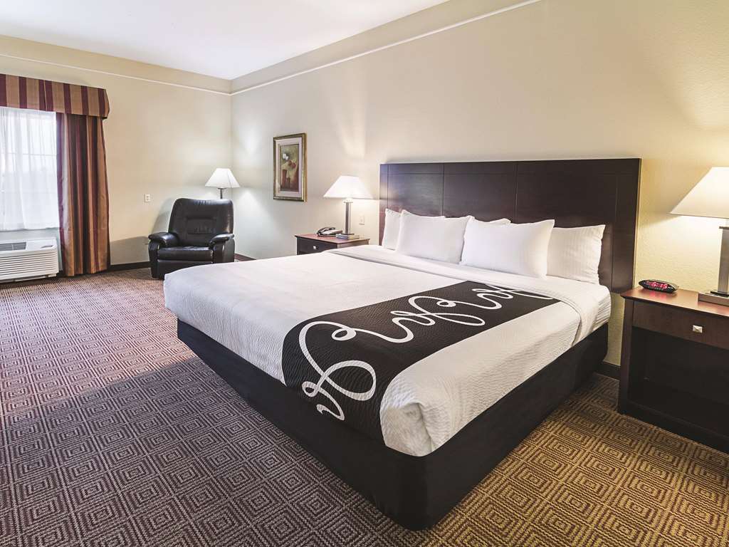 La Quinta Inn & Suites by Wyndham Waxahachie - photo 11