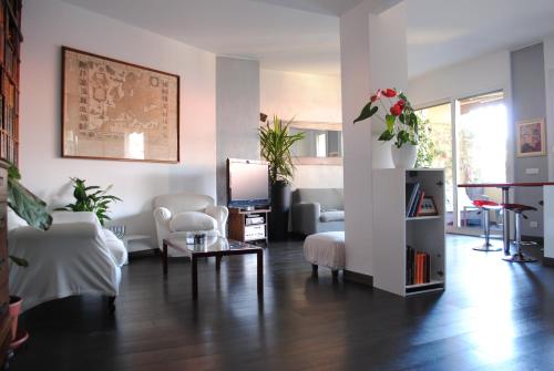 Moms Lakehouse in Como, Italy