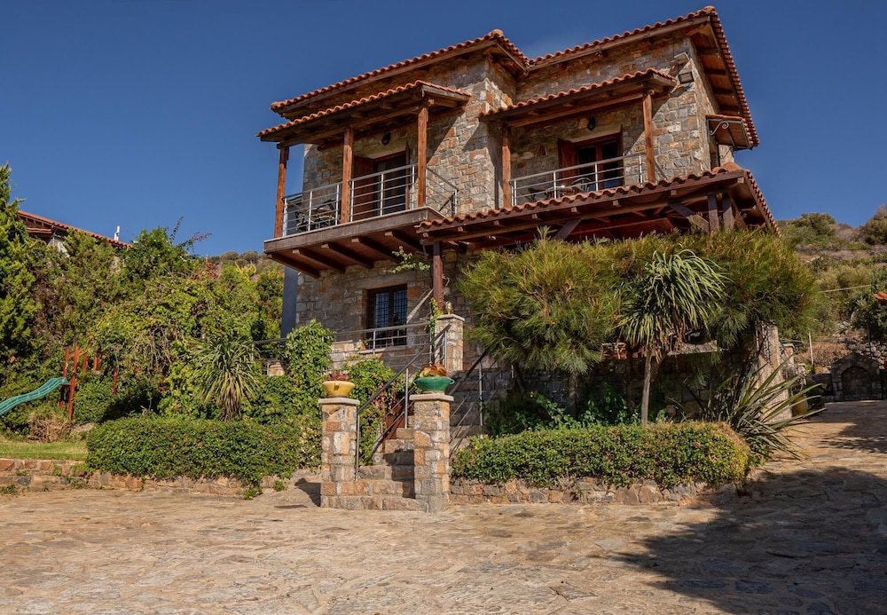 Iris Stone Built Villa — 4-Star Luxury Hotel in Agios Nikolaos, Greece