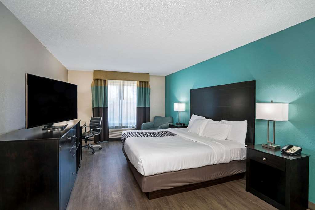 La Quinta Inn & Suites by Wyndham Lebanon - photo 24