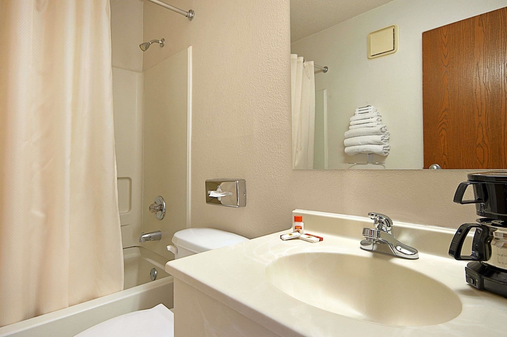 Super 8 by Wyndham Hammond North - photo 31