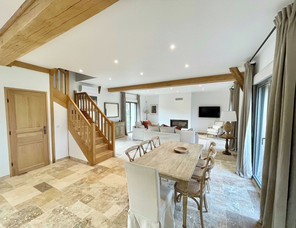 Maison des Pommiers Elegant House Near Deauville — 4-Star Luxury Hotel in Honfleur, France