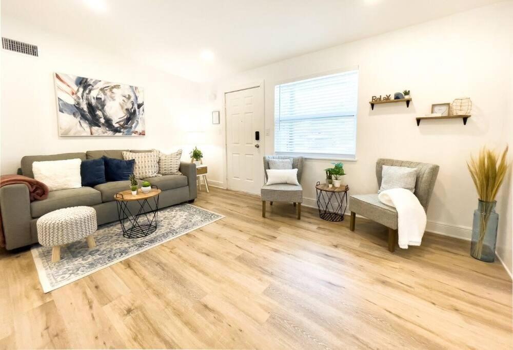 Calming and renovated near DT St Pete Pier 2 King in St. Petersburg, United States