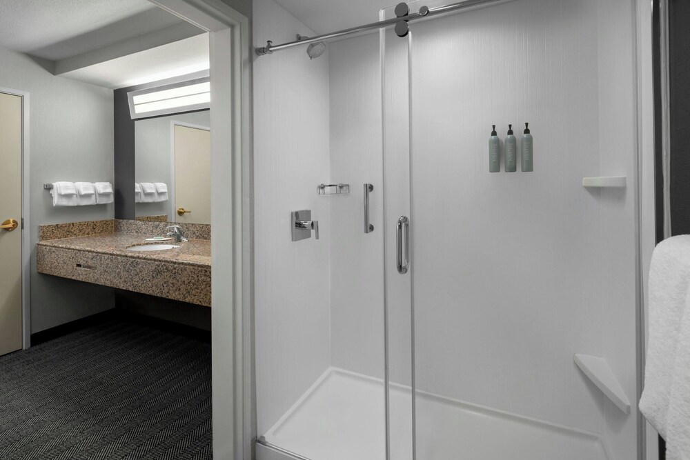 Courtyard by Marriott Los Angeles Burbank Airport - photo 16