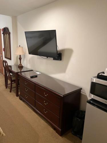 Sutton Inn - photo 7