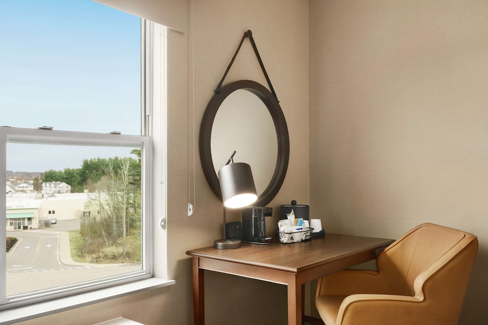 Hampton Inn & Suites Exeter - photo 8