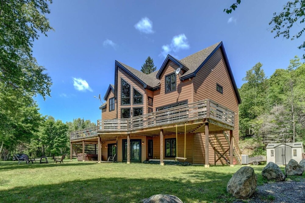 Chalet Phoenix — 4-Star Luxury Hotel in La Minerve, Canada