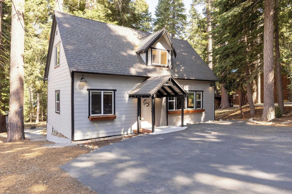 Sweet Pine Deck Hot Tub Cozy Modern Interior Close to Ski Resort — hotel in Tahoma