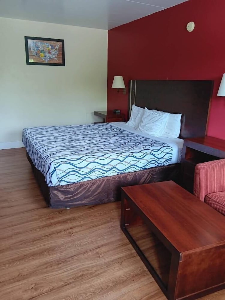 Econo Lodge Northeast - photo 13