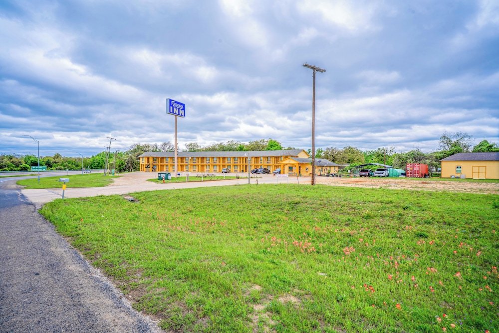 Regency Inn By OYO Rockdale TX - photo 56