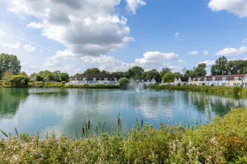 Rose Lake View 3 Bed Luxury Cotswolds Lake House South Cerney Cirencester — 4-Star Luxury Hotel in South Cerney, United Kingdom