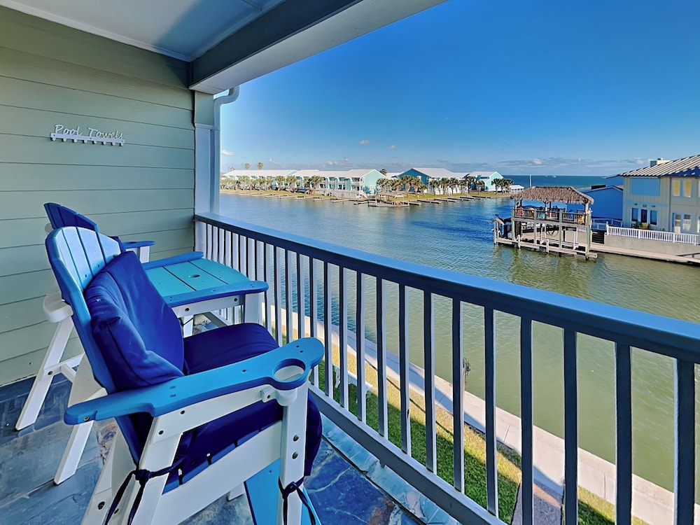 Kontiki Beach Resort #314 by Miss Kitty s — 4-Star Luxury Hotel in Rockport, United States