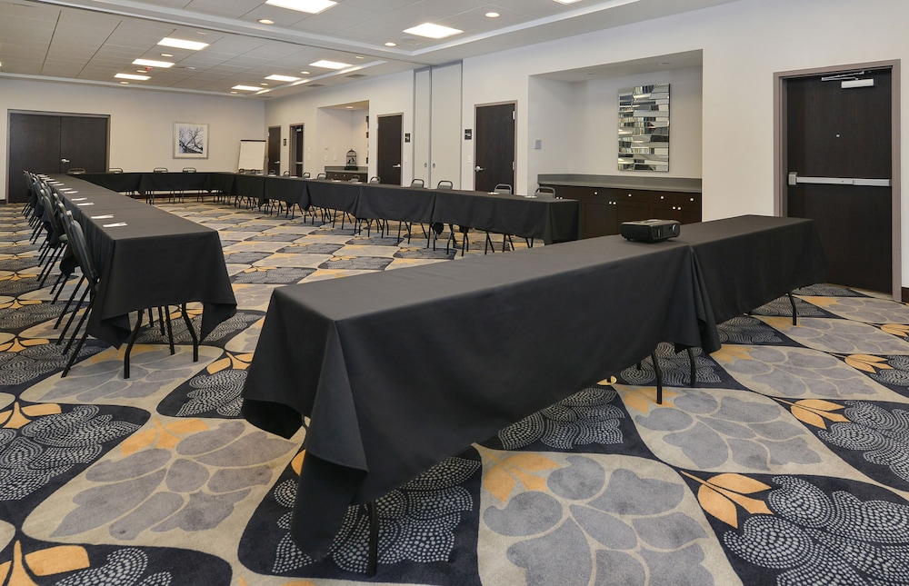 Hampton Inn & Suites Des Moines Downtown - photo 44