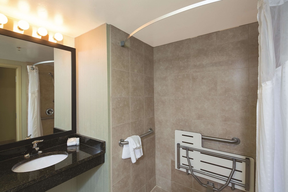 DoubleTree by Hilton Salisbury - photo 11