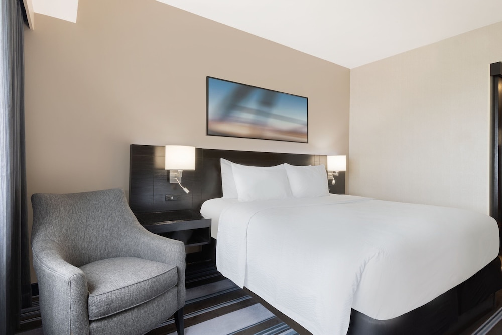 Courtyard by Marriott New York JFK Airport - photo 4