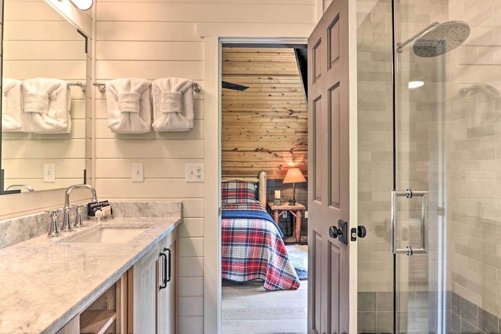 The Moonshine Cabin Hot Tub 3 Mi To Dollywood — 4-Star Luxury Hotel in Sevierville, United States