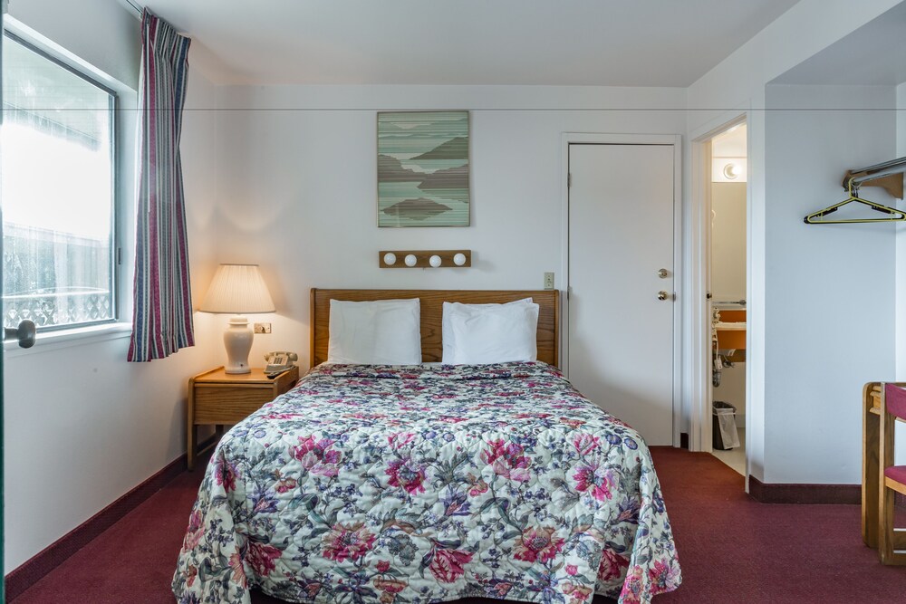 Cozy Cove Beachfront Resort Inn - photo 15