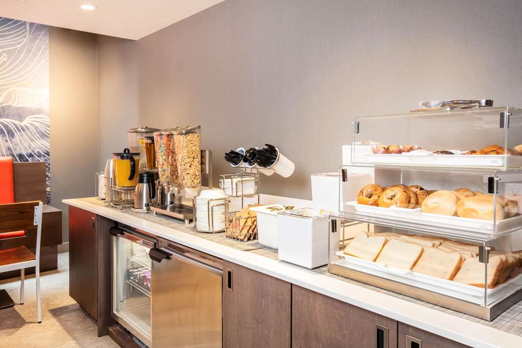La Quinta Inn & Suites by Wyndham Times Square South - photo 32