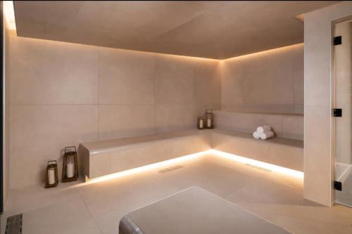 49th Floor Sleek Condo Cozy Pool Gym and Spa Stay — 4-Star Luxury Hotel in Miami, United States