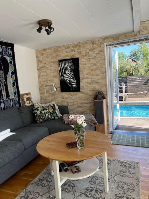 Sjonara Fritidshus Med Pool I Lantlig Miljo Bro