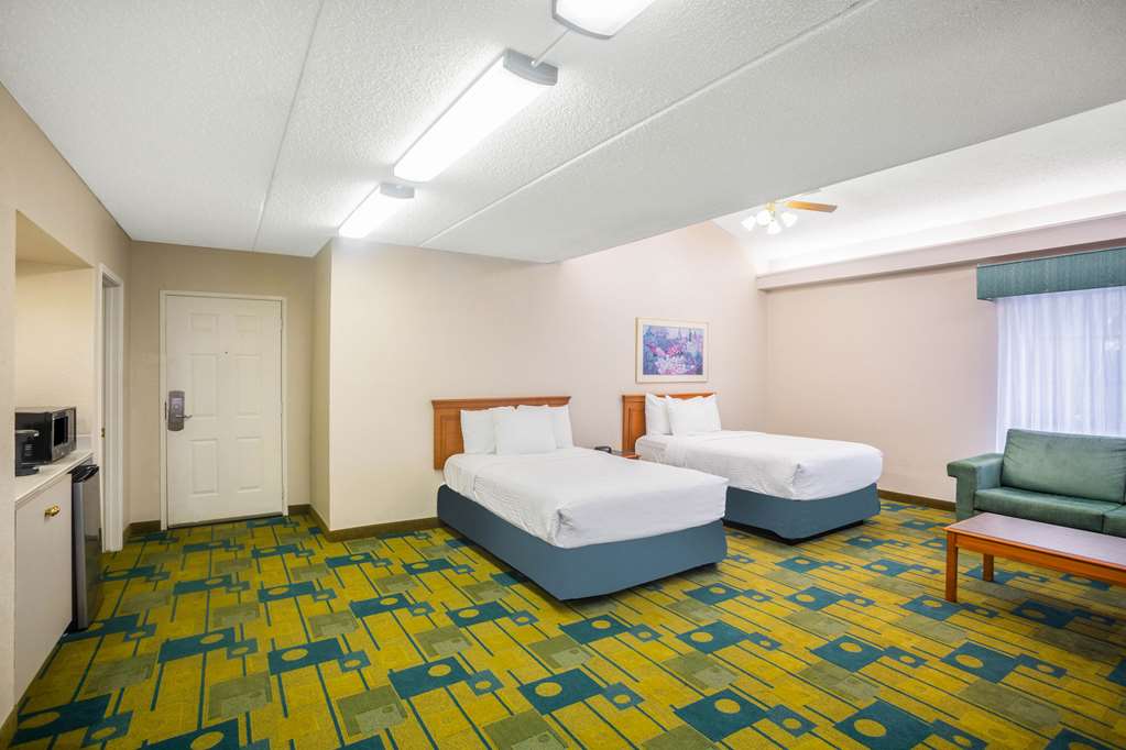 Super 8 by Wyndham Eagle Pass - photo 24