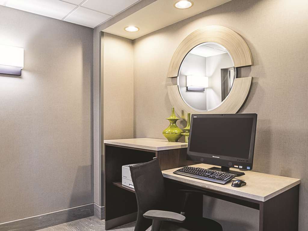 La Quinta Inn & Suites by Wyndham Phoenix Chandler - photo 46