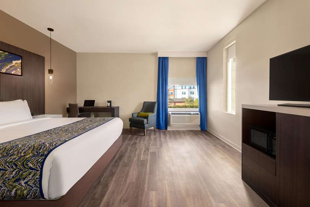La Quinta Inn & Suites by Wyndham Orlando IDrive Theme Parks - photo 11