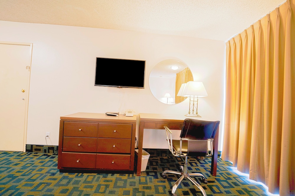 Royal Plaza Inn Indio - photo 34