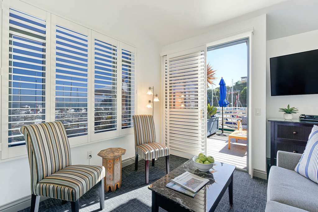 Waters Edge Hotel - photo 22