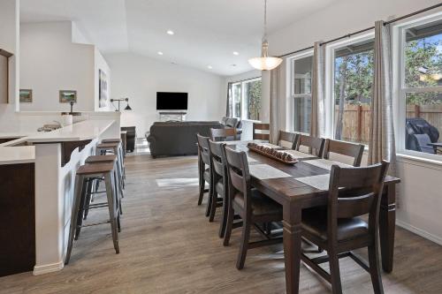 Four Seasons Retreat - last minute hotel in Sunriver