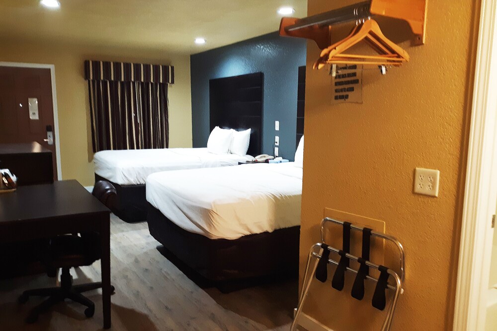 Woodridge Inn and Suites - photo 14
