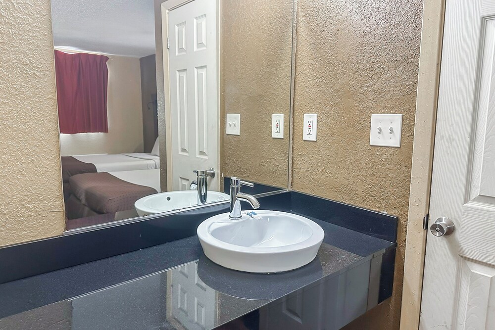 OYO Hotel Mobile AL I 65 at Airport Blvd - photo 78