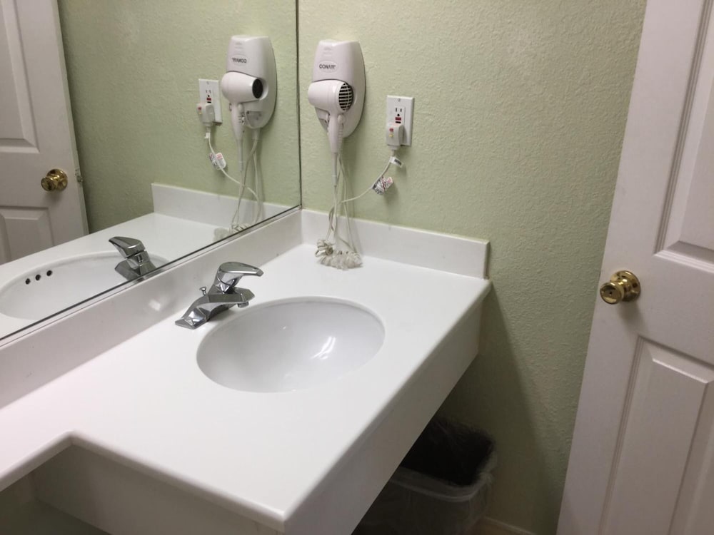 Beverly Inn - photo 46
