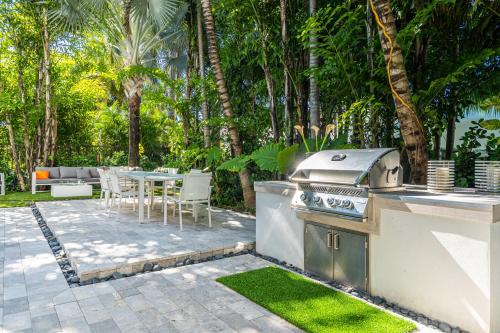 Villa Loggia Oasis Luxurious 6BD 7BA with Resort Style Pool - photo 71