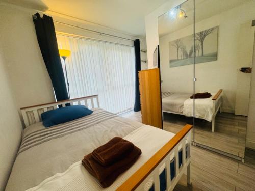 Cosy bedroom with private bathroom ensuite in London Canary Wharf E14 only 1 stop to Excel and O2 for short or long let in London Canary Wharf less than an hour from Heathrow Stansted and Gatwick airport — 4-Star Luxury Hotel in London, United Kingdom
