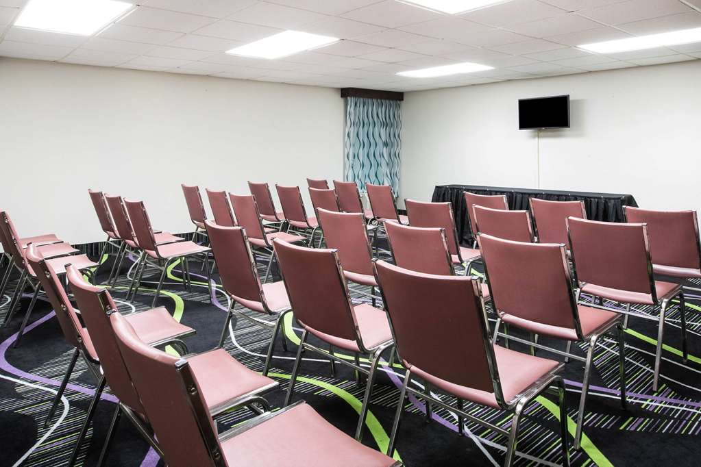 La Quinta Inn by Wyndham Davenport & Conference Center - photo 40