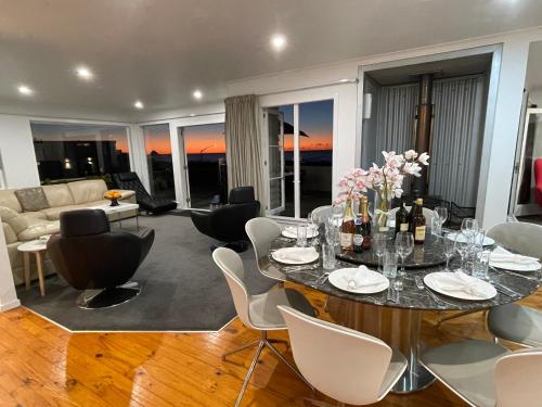 Ocean Front East End Beach House — 4-Star Luxury Hotel in New Plymouth, New Zealand