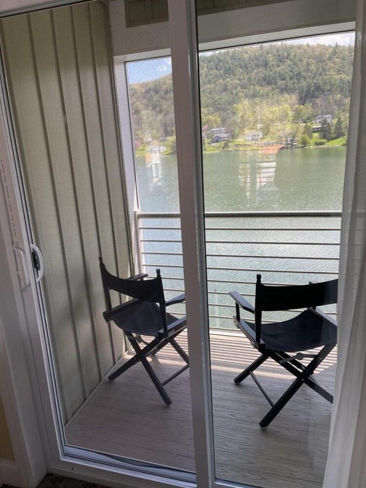 Lake Front Hotel - photo 3